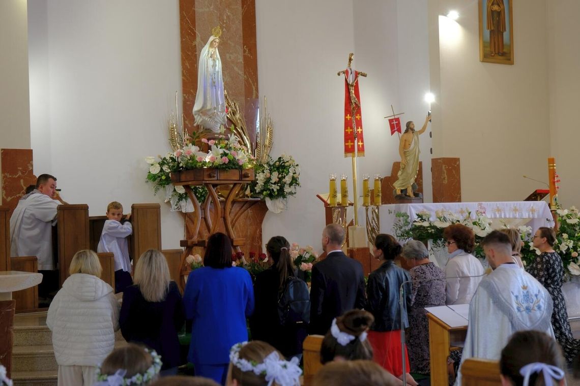 Z różańcem dla Matki