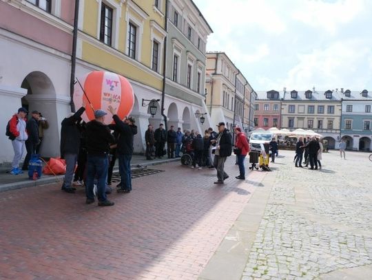 Balony na ogrzane powietrze poszybowały wysoko, wysoko w górę...