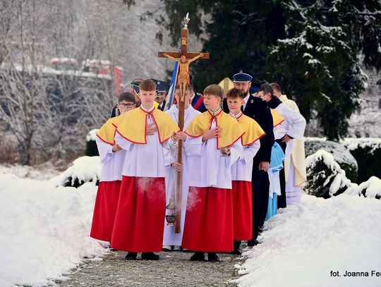 Wprowadzenie relikwii św. Jana Pawła II do parafii w Chmielku