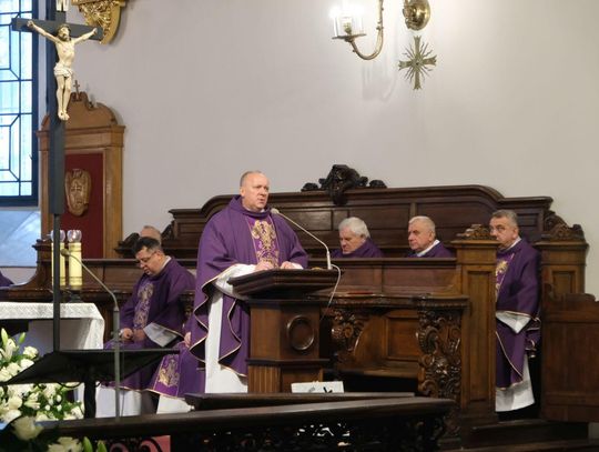 Modlitwa za zmarłych kapłanów i pogrzeb śp. ks. Adama Firosza - ZDJĘCIA