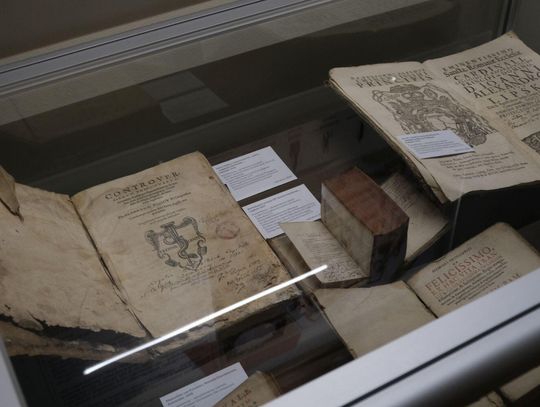 „Papier, który pamięta” – wystawa dawnych ksiąg w zamojskiej Infułatce